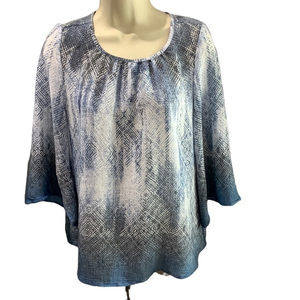 No size no brand looks like a‎ large. Soft and lightweight great w jeans